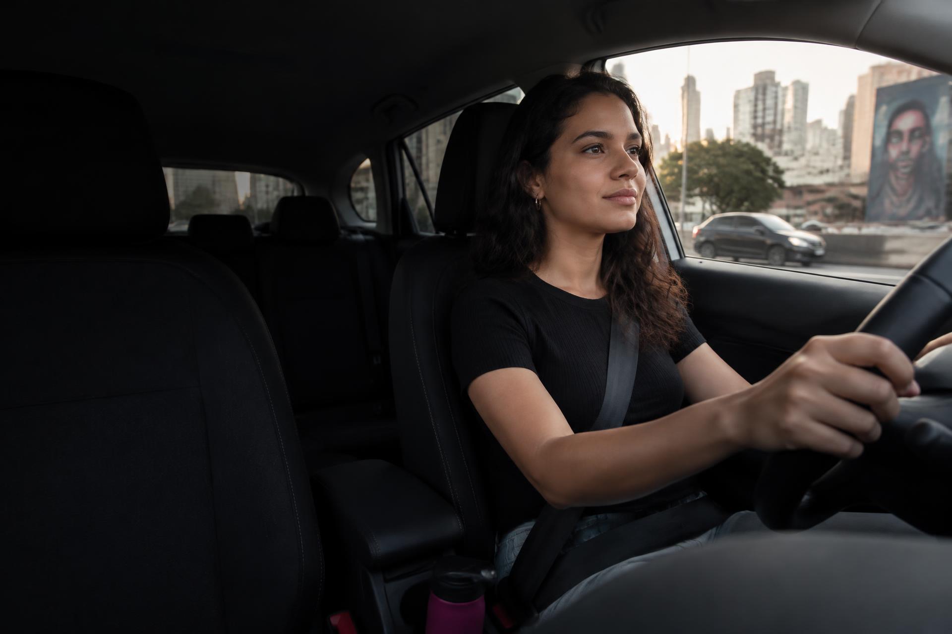 Aluna ao volante em uma aula de direção em São Paulo